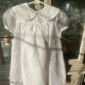 Precious little girl 2t white dress with bow embroidery.